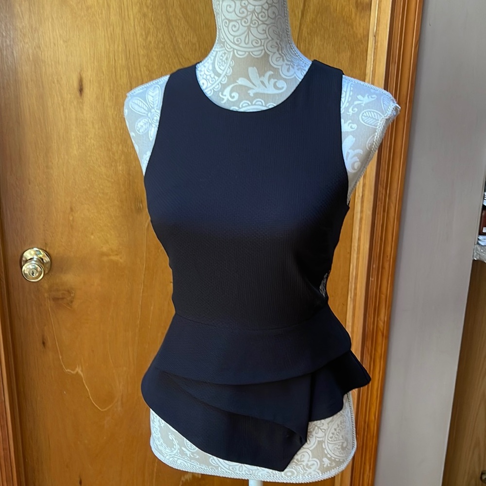 Chelsea28 sleeveless asymmetrical peplum blouse. Size xs